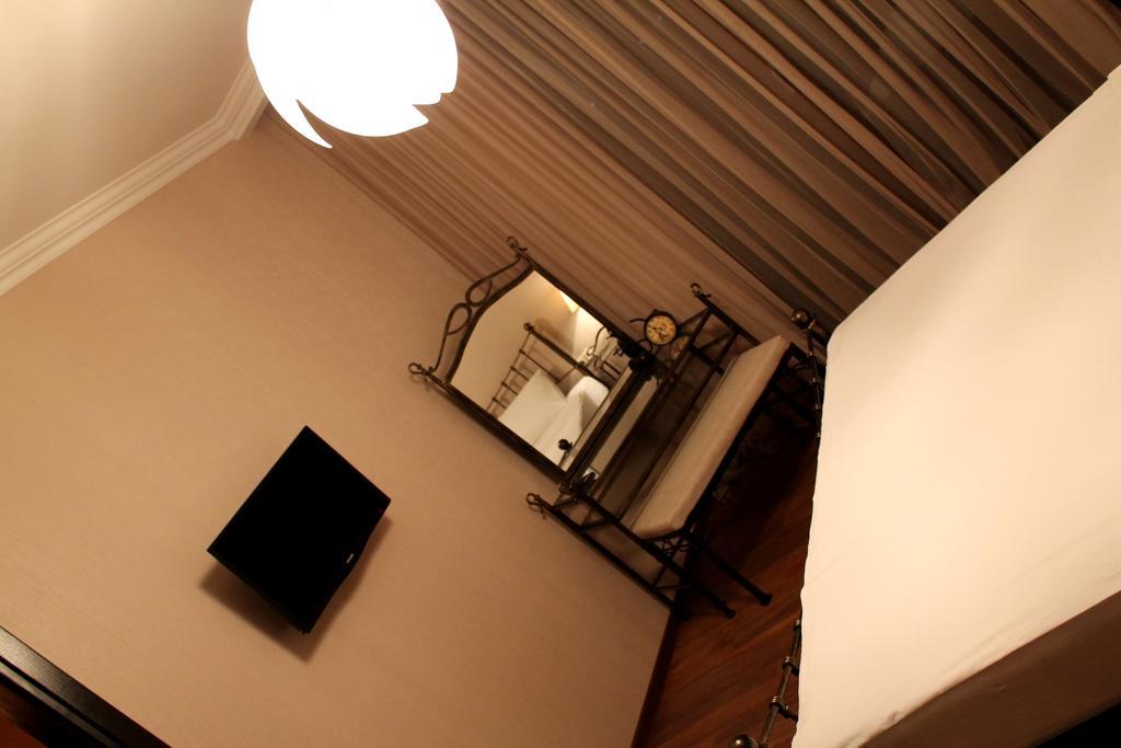 Royal Venezia Hotel Батуми Стая снимка