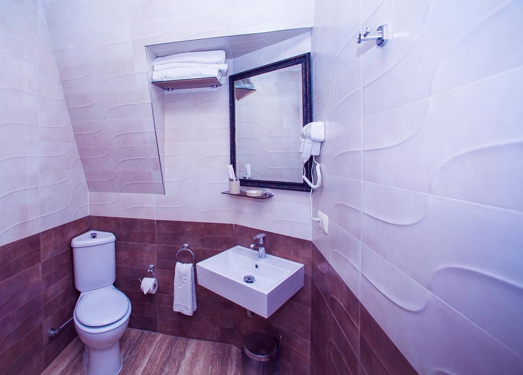 Royal Venezia Hotel Батуми Стая снимка