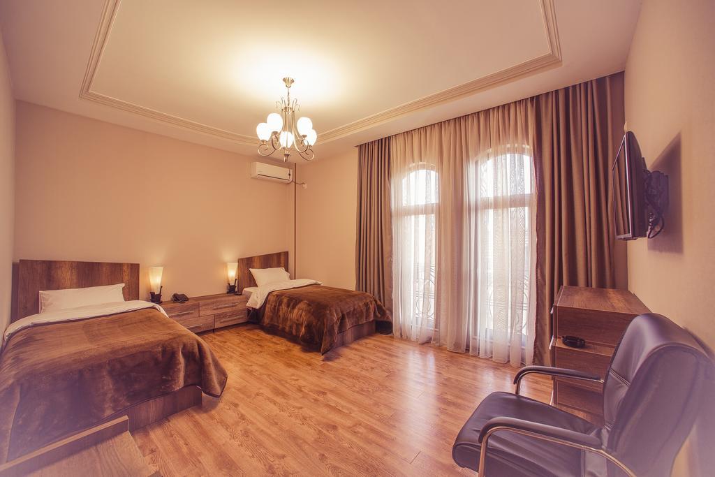 Royal Venezia Hotel Батуми Стая снимка